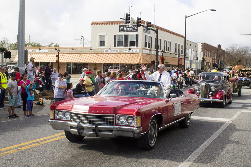 56th Annual Foley Christmas Parade, organized by the Foley Kiwanis Club